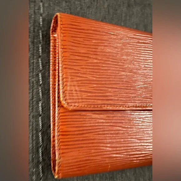 Vintage authentic Louis Vuitton Epi leather wallet - Picture 4 of 9